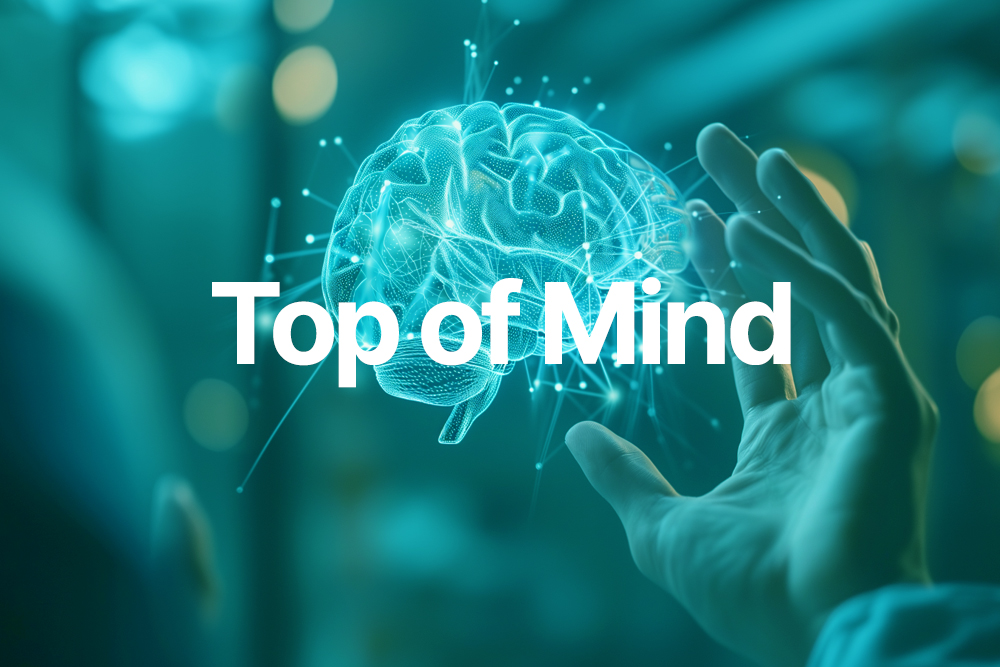 Top of Mind - En holografisk hjerne med en hånd der rækker ud efter den.